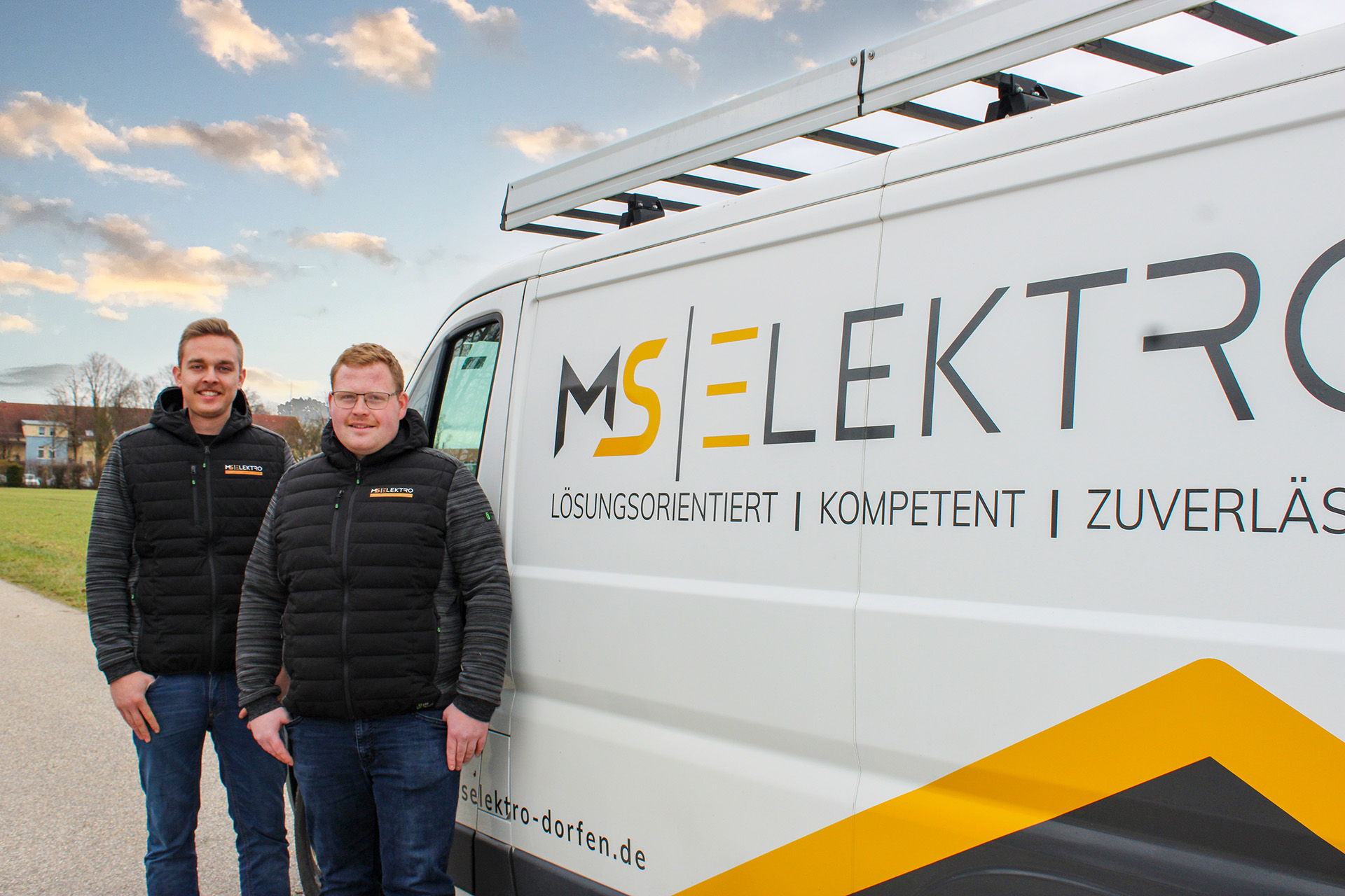 Sebastian Mayer und Max Stehbeck von MS-Elektro vor ihrem Firmenwagen